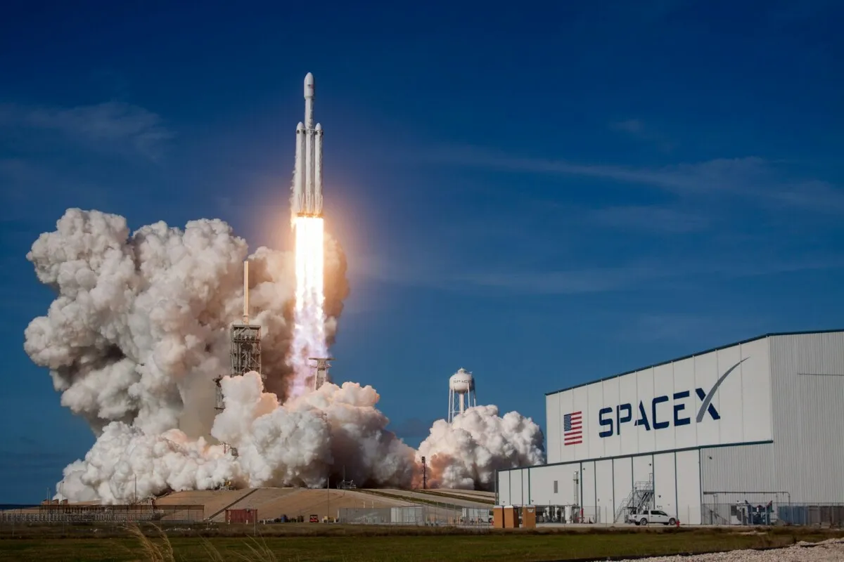 Gambar SpaceX Resmi Masuk Nasdaq-100, Saham Terkoreksi 28% dari Puncak