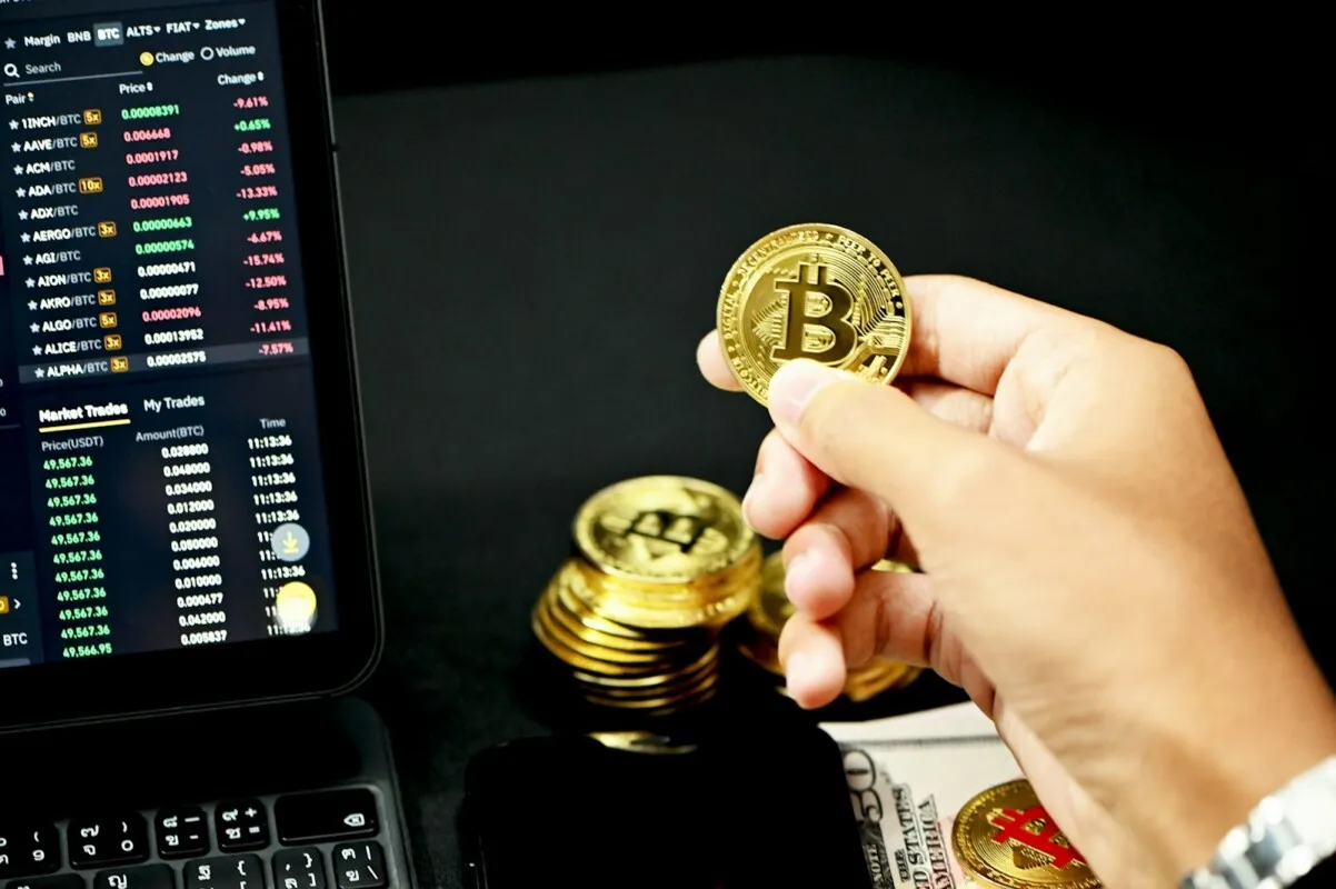 Gambar Emas vs Bitcoin Juli 2026: Duel Saat Rupiah Melemah