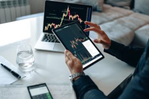 Growth Stock vs Value Stock: Contoh dan Cara Mengidentifikasi