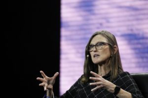 Keputusan Mengejutkan Cathie Wood: Tambah Saham Tesla, Tapi SpaceX Justru Lebih Potensial?