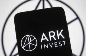 ARK Invest Lepas $52 Juta Saham Coinbase Selagi Harga Sahamnya Menembus di atas $270