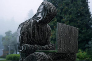 Patung Satoshi Nakamoto Ditemukan Rusak Parah di Danau Lugano, Apa yang Terjadi?