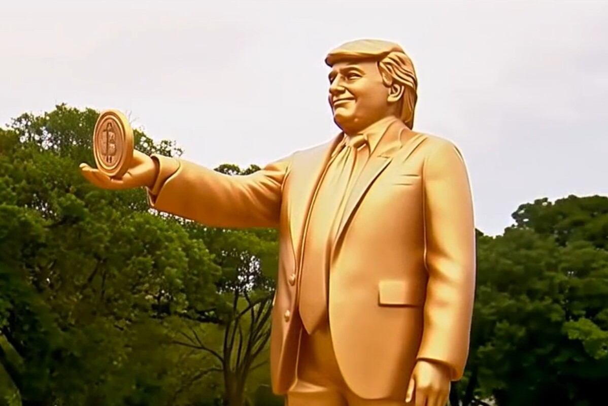 Patung Trump Emas Pegang Bitcoin Muncul di Depan Capitol AS, Apa Maknanya?