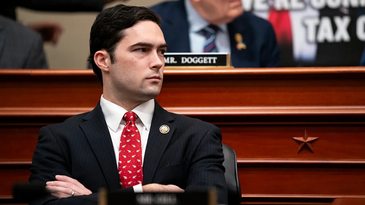 Gambar 5 Fakta Mengejutkan: Anggota Kongres AS Ini Diam-diam Beli Bitcoin Rp41 Miliar!