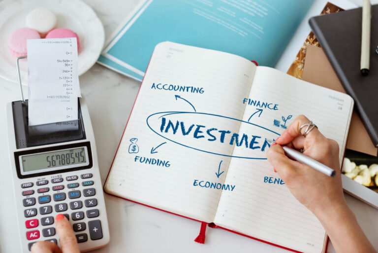 Kondisi Ekonomi Sedang Turun, Harus Tetap Investasi atau Simpan Uang?